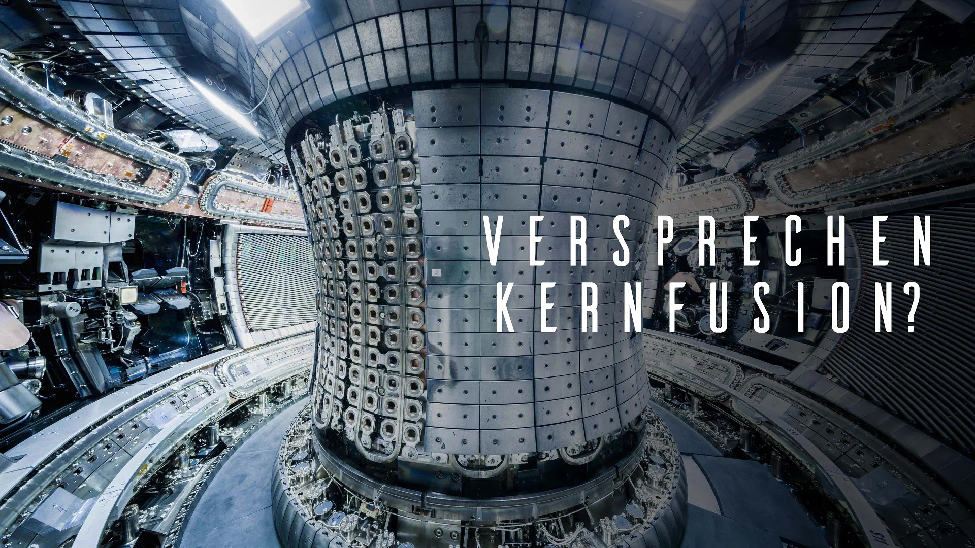 Blick in das Innere eines experimentellen Kernfusionsreaktors mit komplexen Metallstrukturen und technischen Komponenten. Darüber der Schriftzug „Versprechen Kernfusion?“ aus der gleichnamigen ARTE-Dokumentation über die Chancen und Herausforderungen der Kernfusion als Energiequelle der Zukunft.