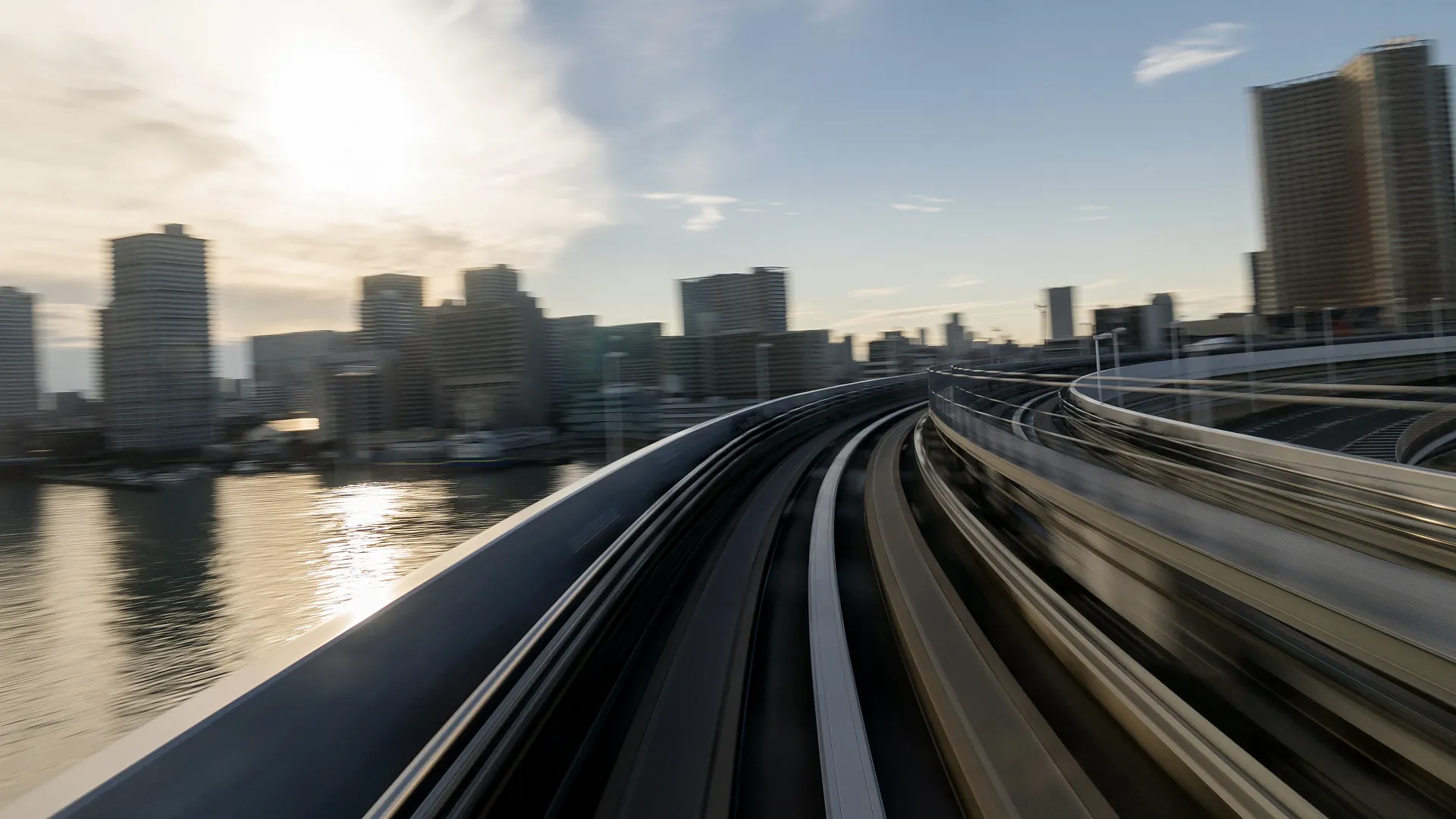 Dynamische Fahrt durch eine moderne Großstadt als Symbol für Beschleunigung, Digitalisierung und den zunehmenden Zeitdruck im Alltag.
