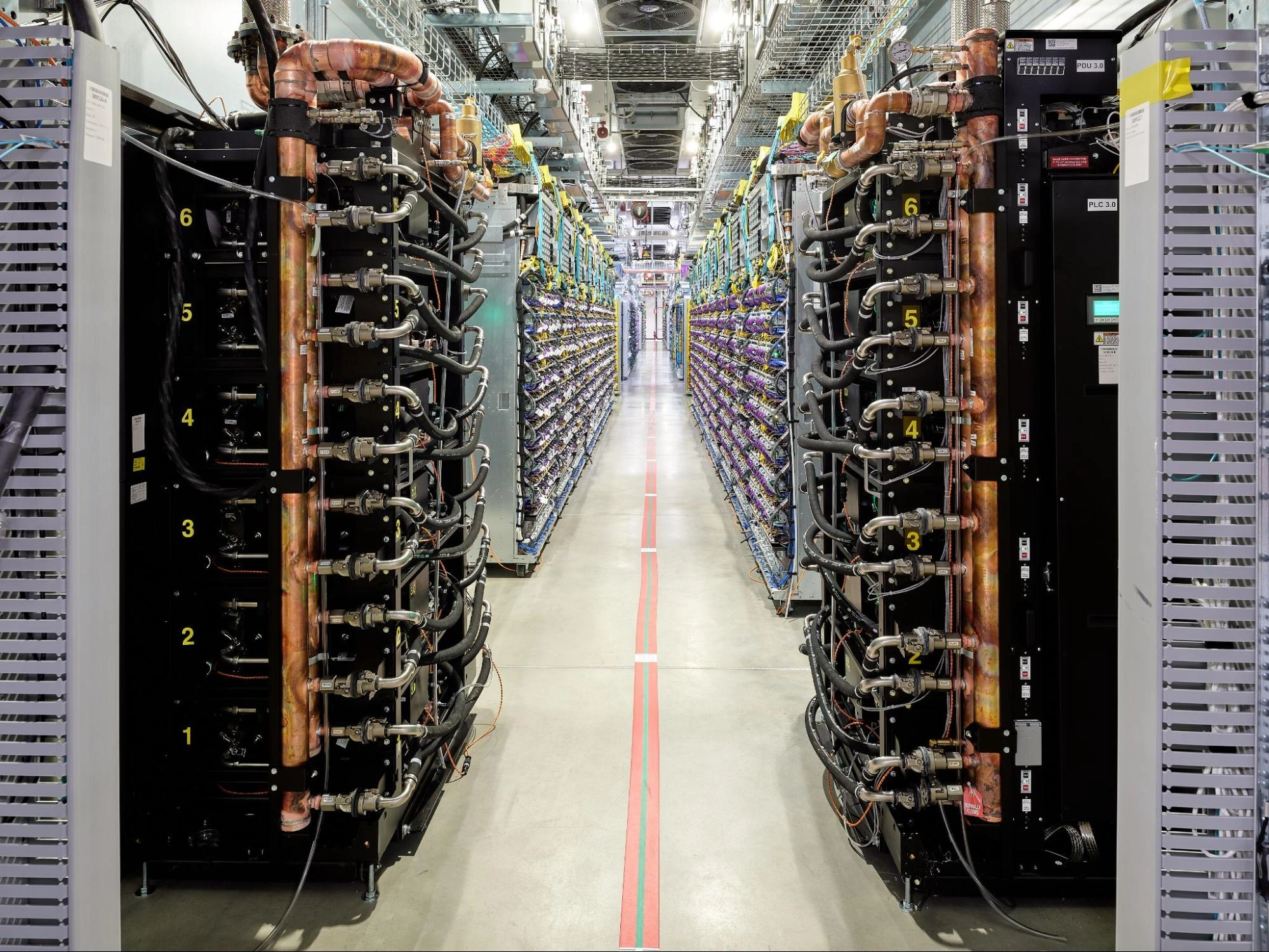 Blick in ein Google-Rechenzentrum in New Albany mit Serverracks, Kupferleitungen und wasserbasierten Kühlsystemen zur Kühlung leistungsstarker KI-Infrastruktur.
