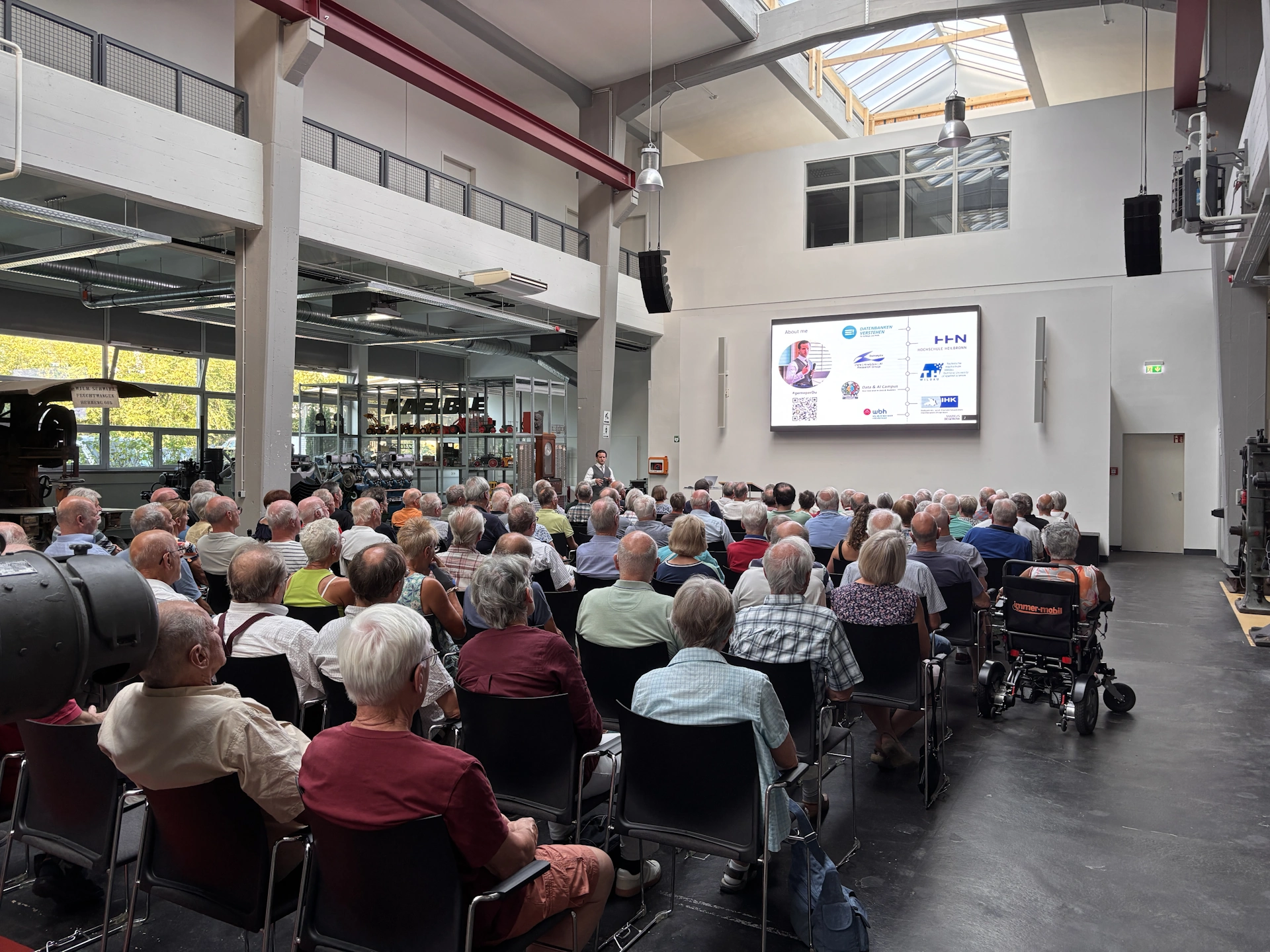 Gut besuchter Vortrag zum Thema Künstliche Intelligenz im Technikforum Backnang mit Präsentation vor einem großen Publikum.